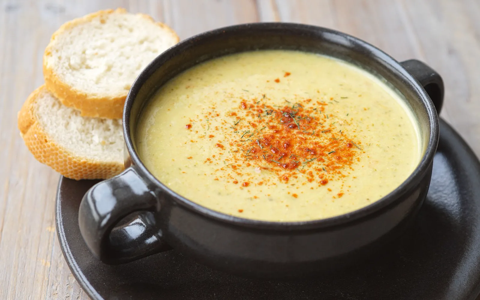 Холодный свекольник на летнем столе